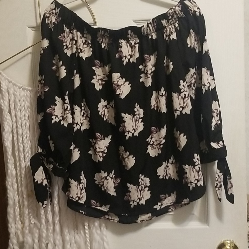 3/25$ Floral Off-the-shoulder Blouse😍